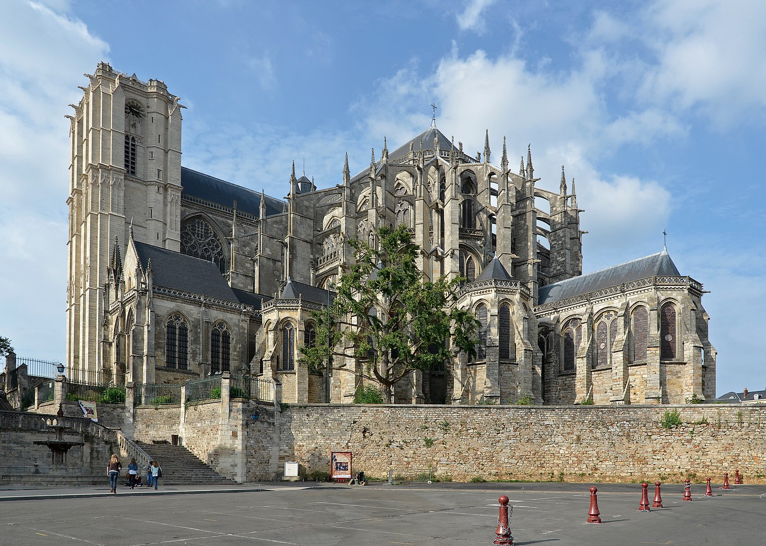 1513px-Le_Mans_-_Cathedrale_St_Julien_ext_02 Cathédrale avec un ciel bleu